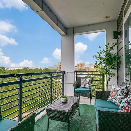 Beautiful Condo On Riverwalk W King Ste Free Parking Pet Friendly Centrally Located On The Riverwalk Сан-Антоніо Екстер'єр фото